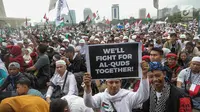 Ribuan peserta menghadiri Aksi Bela Palestina di kawasan silang Monas, Jakarta, Minggu (17/12). Aksi ini dilakukan untuk menentang keras pengakuan sepihak Presiden AS Donald Trump atas Yerusalem sebagai ibu kota Israel. (Liputan6.com/Faizal Fanani)