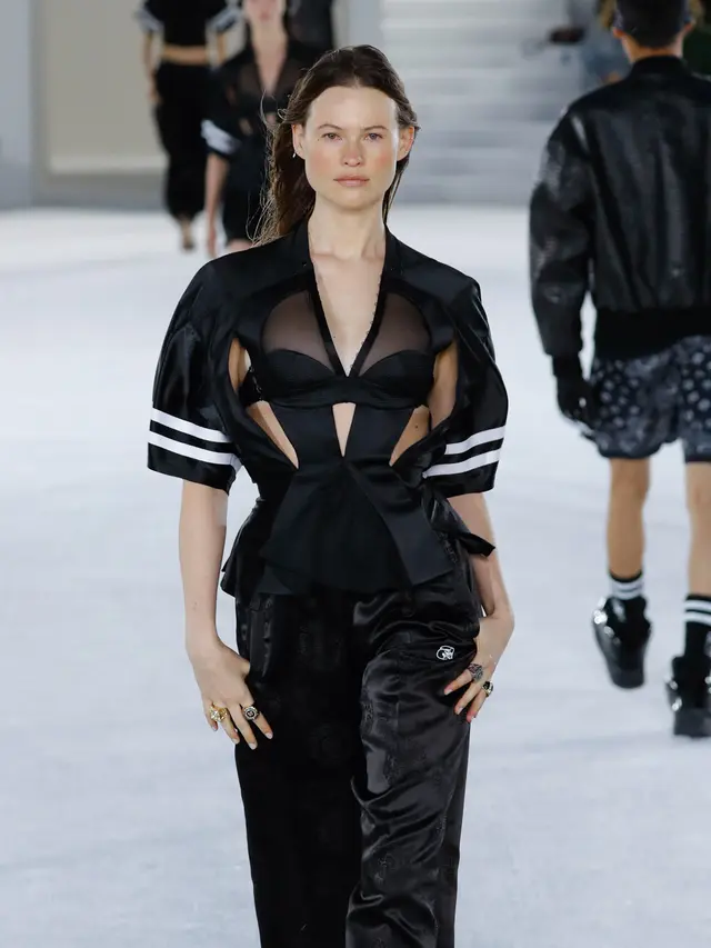 Behati Prinsloo di Atas Catwalk Alexander Wang