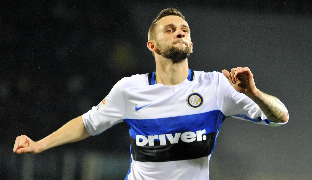 Ekspresi pemain Inter Milan, Marcelo Brozovic, setelah mencetak gol ke gawang Fiorentina dalam laga Serie A Italia di Stadion di Artemio Franchi, Firenze, Senin (15/2/2016) dini hari WIB. (EPA/Maurizio Degl' Innocenti)