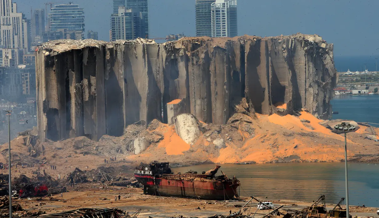 Sebuah kapal besar yang hancur setelah ledakan besar di pelabuhan Kota Beirut, Lebanon (5/8/2020). Dua ledakan besar melanda pelabuhan Beirut, menewaskan sedikitnya 78 orang dan ribuan luka-luka. (AFP Photo/STR)