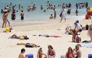 Orang-orang berkumpul di Pantai Bondi saat merayakan Natal di Sydney, Sabtu (25/12/2021). (AP Photo/Rick Rycroft)