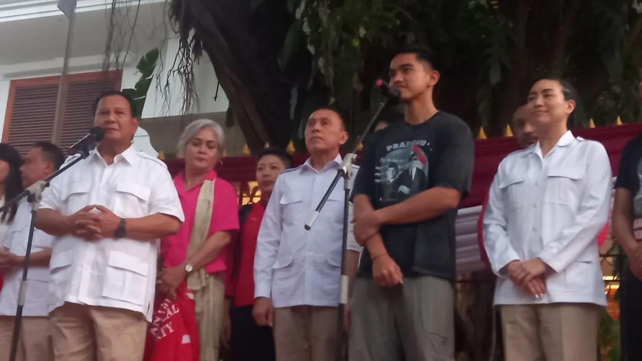 Bedanya, kata Kaesang, Prabowo menyambutnya pakai marching band. Menurutnya, rombongan PSI senang dan terharu.