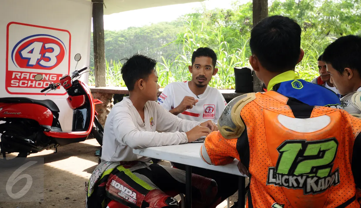 M Fadli Imammudin berbagi ilmu dengan anak didiknya di Sentul Internasional Karting Sirkuit, Bogor, Rabu (23/2). 43 racing school adalah sekolah balap motor yang ia dirikan pada 10 Oktober 2016. (Liputan6.com/Helmi Fithriansyah)