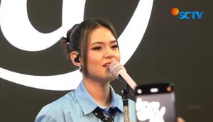 Raisa ungkap pesan emosional di tengah penampilannya, Senin (17/11/2025). (Dok. YouTube/SCTV)