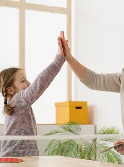 Tanpa sadar orangtua terlalu fokus pada hasil akhir seperti nilai bagus, juara lomba, atau pencapaian besar, hingga lupa merayakan proses kecil yang sebenarnya sangat berarti. [Dok/freepik.com]