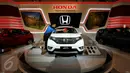 Pekerja membersihkan prototype produk terbaru mobil Honda yang dipamerkan di Jakarta Auto Show 2015, Rabu (28/10/2015). Jakarta Auto Show 2015 berlangsung pada 28 Oktober hingga 1 November 2015. (Liputan6.com/Helmi Fithriansyah)