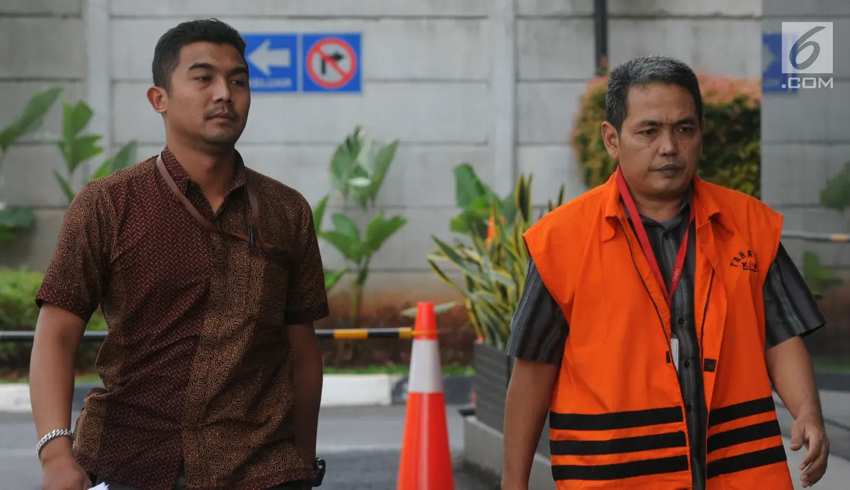 Plh Kadis PU Kota Pasuruan Dwi Fitri Nurcahyo (kanan) tiba di Gedung KPK, Jakarta, Jumat (16/11). Dwi diperiksa sebagai tersangka terkait suap pengadaan barang dan jasa di lingkungan Pemkot Pasuruan dari APBD 2018. (Merdeka.com/Dwi Narwoko)