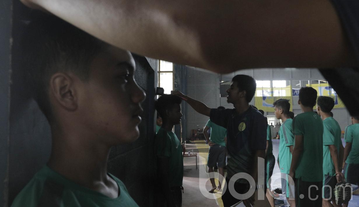 Peserta seleksi Timnas Indonesia U-16, mengukur tinggi badan saat mengikuti seleksi Timnas Indonesia U-16. Tahapan seleksi Timnas Indonesia U-16 berlangsung dari 25-30 Maret. (Bola.com/M Iqbal Ichsan)