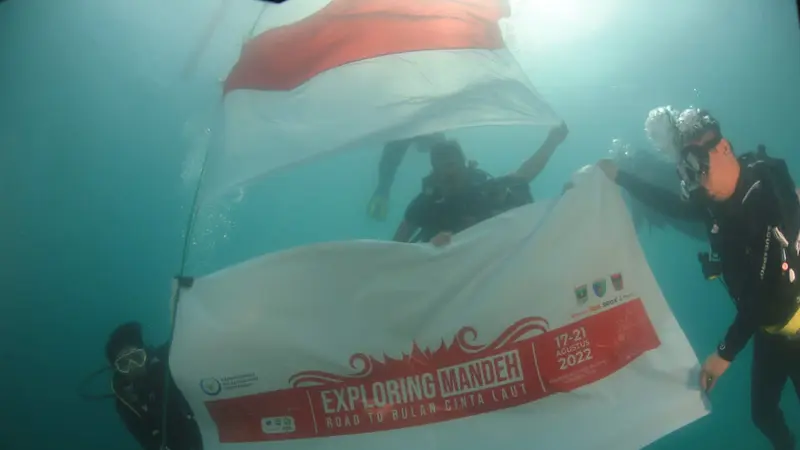 KKP Kibarkan Merah Putih di Bawah Laut Mandeh Sumatera Barat