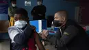 Seorang anak laki-laki disuntik vaksin COVID-19 di sebuah lokasi dekat Johannesburg, Rabu (8/12/2021). Kasus Omicron telah dikonfirmasi setidaknya di sembilan negara Afrika, dengan Afrika Selatan tetap menjadi episenter awal ditemukannya varian baru tersebut. (AP Photo/Denis Farrell)