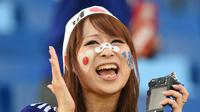 Fans cantik Jepang saat menyaksikan laga Grup C antara Jepang vs Kolombia di the Pantanal Arena pada 24 Juni 2014 (AFP PHOTO/TOSHIFUMI KITAMURA)