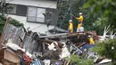 Tim penyelamat melakukan operasi pencarian di lokasi longsoran lumpur di Izusan di Atami, Jepang, Minggu (4/7/2021). Derasnya lumpur menerjang sebagian kota pada Sabtu pagi setelah berhari-hari hujan lebat, menyapu rumah-rumah lereng bukit. (Kyodo News via AP)