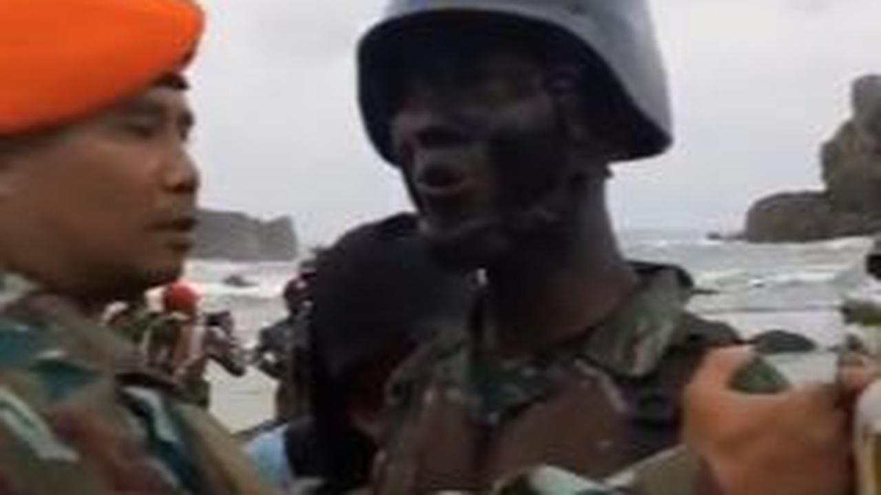 Saat bertemu, ayah Kopasgat ini langsung menepuk lengan putranya sebagai tanda kebanggaan dan kebahagiaan. <br>