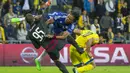 Kiper Maccabi Tel Aviv, Predrag Rajkovic, kontak fisik dengan pemain Chelsea, Loic Remy, pada laga Liga Champions di Israel, Selasa (24/11/2015). Chelsea berhasil menang 4-0. (AFP Photo/Jack Guez)