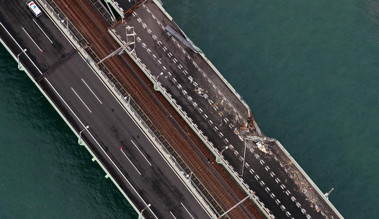 Pemandangan udara dari helikopter Jiji Press menunjukkan kerusakan jembatan yang menghubungkan ke Bandara Internasional Kansai, setelah tanker minyak bertabrakan di kota Izumisano, prefektur Osaka (5/9). (AFP Photo/Jiji Press)