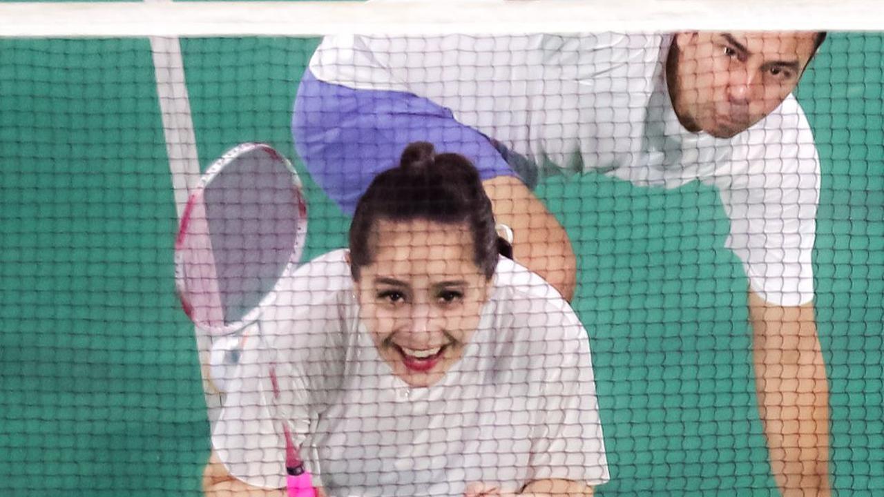 FOTO: Jatuh Bangun Gaya Pasangan Raffi-Gigi saat Tanding Bulu Tangkis di Turnamen Olahraga Selebriti Indonesia