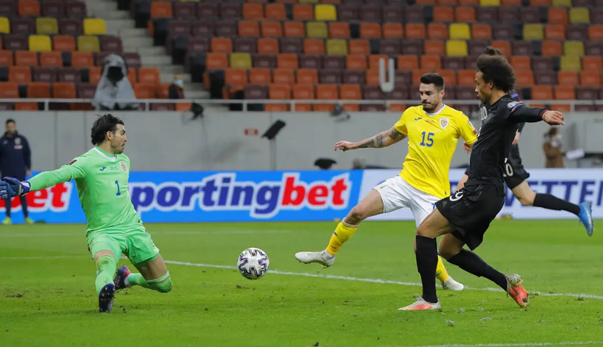 Pemain Jerman Leroy Sane (kanan) memperebutkan bola dengan kiper Rumania Florin Nita (kiri) dan pemain Rumania Andrei Burca pada pertandingan Grup J kualifikasi Piala Dunia 2022 di Stadion National Arena, Bucharest, Rumania, Minggu (28/3/2021). Jerman menang 1-0 atas Rumania. (AP Photo/Vadim Ghirda)