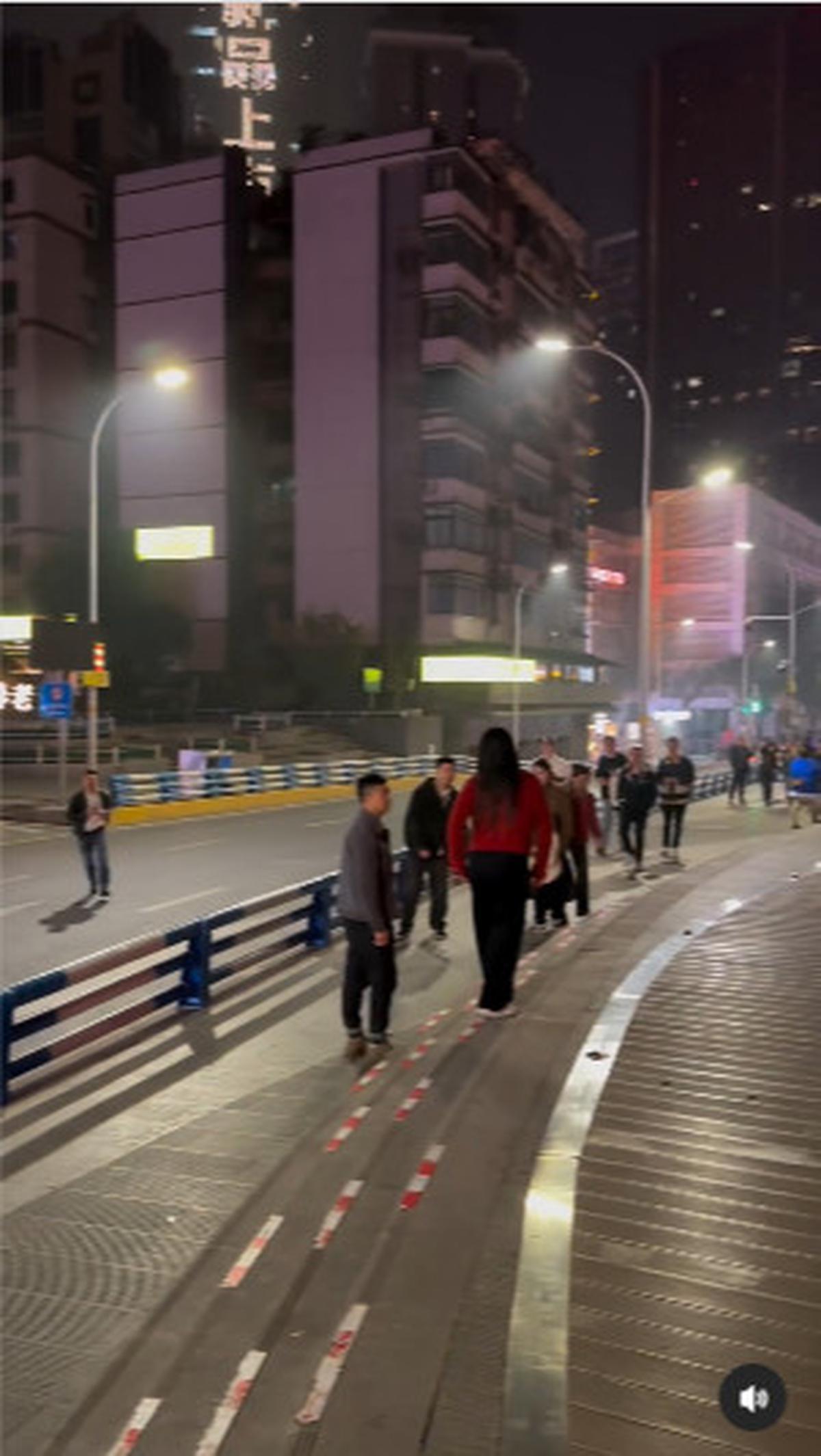 "Teman-teman ini Anda pikir di jalan raya ini lantai 1 ya," ujar pemilik akun. <br>