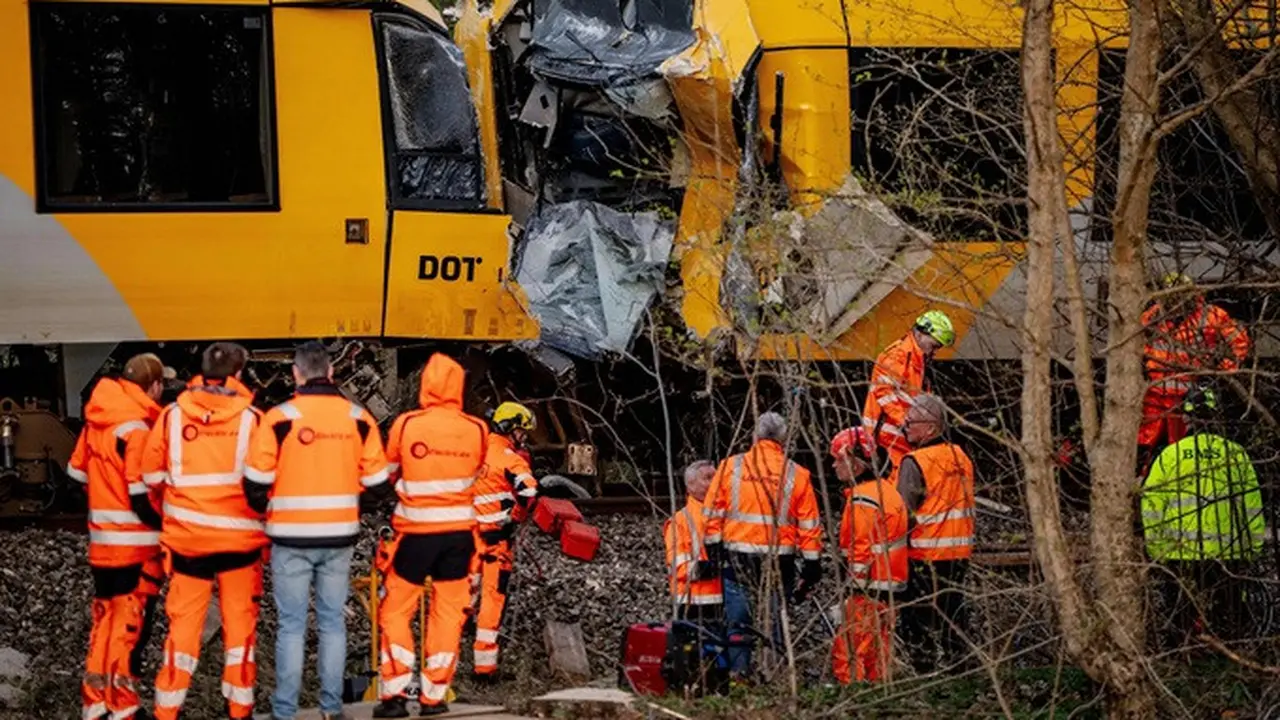 Petugas darurat bekerja di lokasi tabrakan dua kereta di dekat Hilleroed, Denmark, Kamis (23/4/2026).