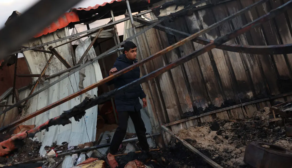 Serangan Israel menghantam tenda-tenda tempat para pengungsi Palestina bersama keluarga berlindung. Serangan tersebut menyebabkan kebakaran besar yang menghanguskan lokasi pengungsian tersebut. (BASHAR TALEB/AFP)