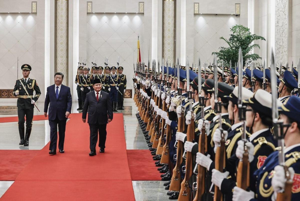 Potret Prabowo Berjalan Gagah 'Dikawal' Xi Jinping Lewati  Penghormatan Tentara China