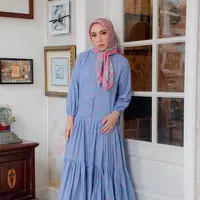 Penampilan penyanyi Melly Goeslaw bikin pangling. Berikut beberapa potretnya yang mendapat banyak pujian. Selain itu, penampilannya juga terlihat makin tirus dan langsing. Berikut beberapa potret penampilan baru Melly Goeslaw yang beberapa waktu lalu fokus diet. [Instagram/melly_goeslaw]