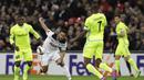 Gelandang Tottenham, Mousa Dembele, berusaha melewati hadangan pemain Gent. Tertinggal 0-1 pada leg pertama, membuat tuan rumah, Tottenham, tampil menyerang sejak awal laga. (AP/Matt Dunham)