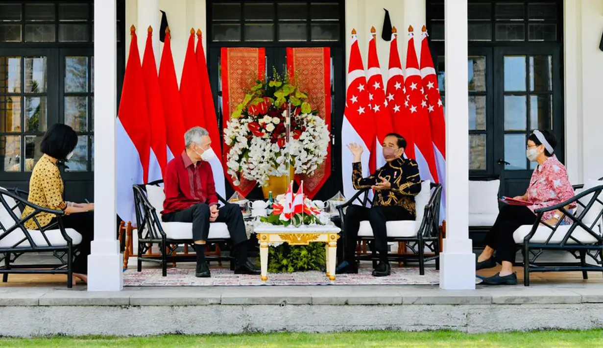 Presiden Joko Widodo (kedua kanan) berbincang dengan PM Singapura Lee Hsien Loong di The Sanchaya Resort Bintan, Kabupaten Bintan, Provinsi Kepulauan Riau, Selasa (25/1/2022). Kehadiran PM Lee di Bintan ini untuk menghadiri Leaders’ Retreat Indonesia-Singapura. (Laily Rachev/Biro Pers Setpres)