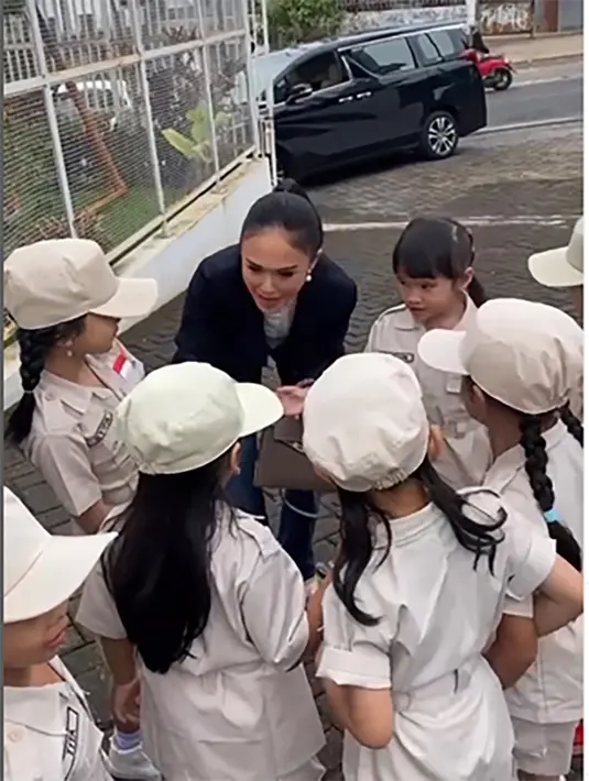 Saat baru tiba, kakak kandung Krisdayanti itu langsung disambut oleh anak-anak yang sekolah di sekolah miliknya.  Perempuan dua orang anak itu membangun PAUD di daerah kelahirannya, Batu, Malang, Jawa Timur. [Instagram/yunishara36]