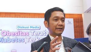 Dokter Dicky Tahapary menjelaskan pentingnya pengaturan pola makan dan olahraga seimbang untuk menurunkan berat badan serta mencegah obesitas dan diabetes.