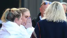 Sejumlah penggemar Ariana Grande bereaksi usai ledakan yang terjadi saat konser Ariana Grande di Manchester, Inggris (23/5). Setidaknya 19 orang tewas dalam ledakan yang terjadi tepat setelah konser Ariana Grande berakhir. (AP Photo/Rui Vieira)
