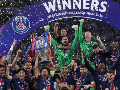 Kapten tim Paris Saint-Germain (PSG) asal Brasil, Marquinhos mengangkat trofi bersama rekan setimnya saat merayakan kemenangan pada laga final Liga Champions 2024/2025 melawan Inter Milan di Allianz Arena, Jerman, pada 31 Mei 2025 waktu setempat atau Minggu 1 Juni 2025 dini hari WIB. (FRANCK FIFE/AFP)
