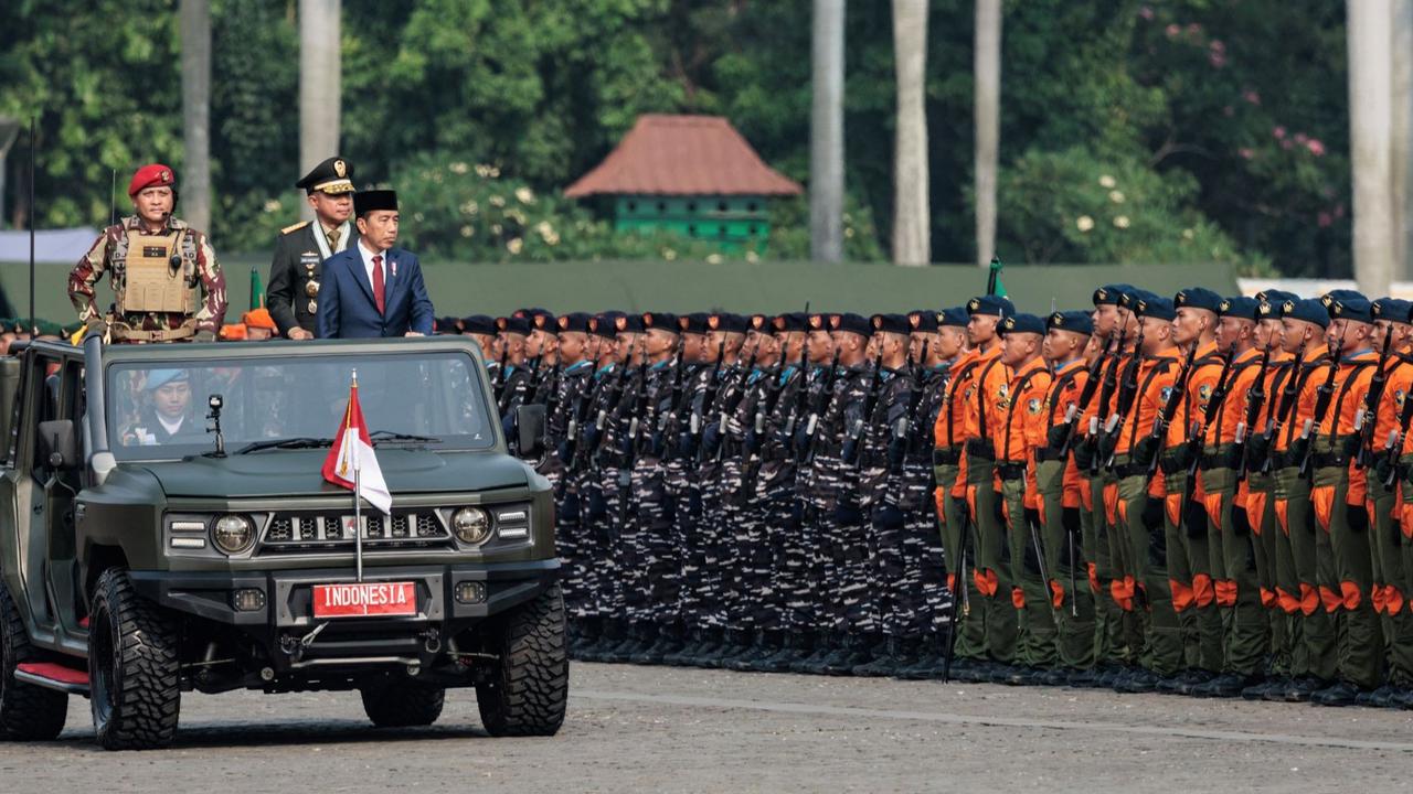 VIDEO: Presiden Jokowi Terakhir Pimpin HUT ke-79 TNI, Bikin Prabowo Sampai Berdiri
