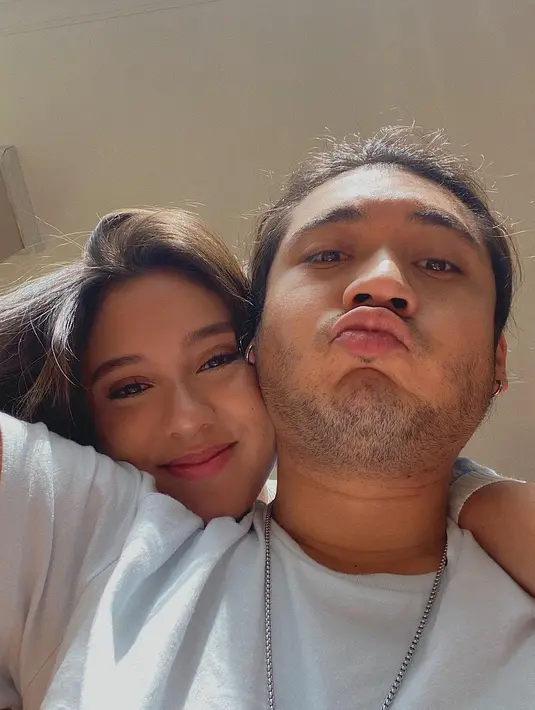 Yasmin Napper merangkul Giorgino Abraham dari arah belakang. Pemeran Ken ini justru menunjukkan wajah lucunya, padahal Yasmin terlihat manis. (Foto: Instagram/@yasminnapper)