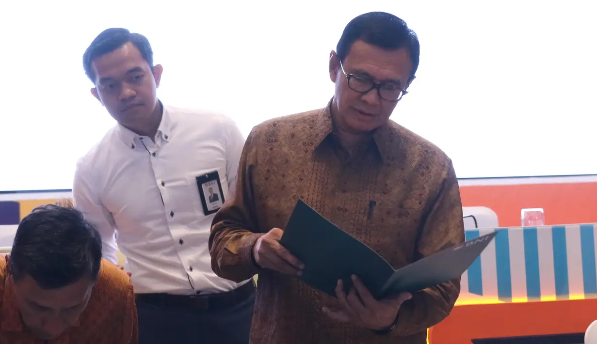 Direktur Utama BNI Achmad Baiquni bersiap mengikuti Rapat Umum Pemegang Saham Luar Biasa (RUPSLB) di Jakarta, Jumat (30/8/2019). Rapat juga memberhentikan secara hormat Catur Budi Harto dari posisi Direktur Bisnis Usaha Mikro Kecil Menengah (UMKM) dan Jaringan BNI. (Liputan6.com/Angga Yuniar)