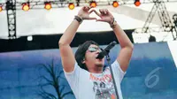 Dengan suara Khasnya, Ari Lasso sukses meramaikan Konser Drug Free Asia Afrika di Kawasan Monas, Jakarta, Minggu (19/4). Konser dalam rangkaian KAA itu sebagai kampanye pencegahan penyalahgunaan narkotik. (Liputan6.com/Faizal Fanani)