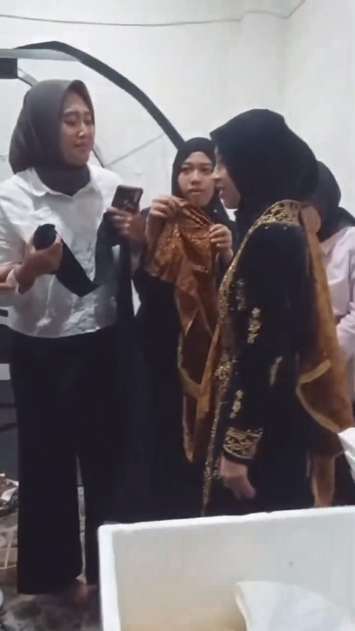 Cara Unik Umi Pipik Rayakan Anniv 1 Tahun Pernikahan Anak, Egy Maulana Vikri: Ada Aja Kerjaan Mertua