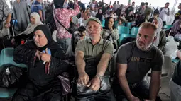 Sejumlah pemegang paspor asing yang terjebak di Gaza mulai meninggalkan wilayah Palestina. (Mohammed ABED/AFP)