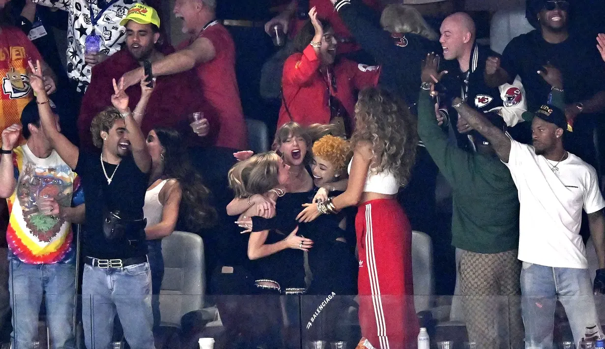 Taylor Swift (tengah) bersama rekan-rekannya merayakan kemenangan Kansas City Chiefs atas San Francisco 49ers pada laga Super Bowl  LVIII di Las Vegas, Amerika Serikat, Minggu (11/02/2024) waktu setempat. Ia datang langsung untuk mendukung sang kekasih sekaligus kapten Kansas City Chiefs, Travis Kelce. (AP Photo/David Becker)