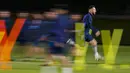 Pemain Argentina, Lionel Messi, saat sesi latihan jelang laga melawan Kroasia pada laga semi final Piala Dunia 2022. (AP Photo/Natacha Pisarenko)