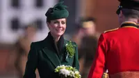Kate Middleton Pimpin Upacara Militer dengan Mantel Hijau 14 Tahun Lalu dan Sanggul Kepang Rumit