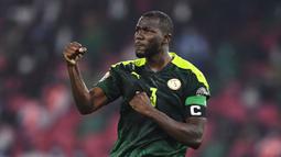 Kalidou Koulibaly merupakan kapten yang berjasa membawa Senegal menyabet juara Piala Afrika 2021. Bek tengah loyal Napoli itu diketahui pernah membela Timnas Prancis saat perhelatan Piala Dunia U-20. Ia memutuskan pindah kewarganegaraan pada September 2015 silam. (AFP/Charly Triballeau)