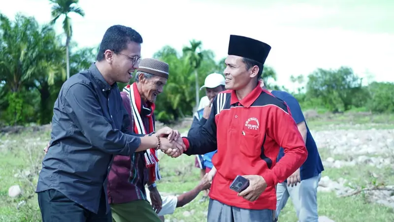 Faldo Maldini saat gotong royong bersama masyarakat Pesisir Selatan, Sumatera Barat (Istimewa)