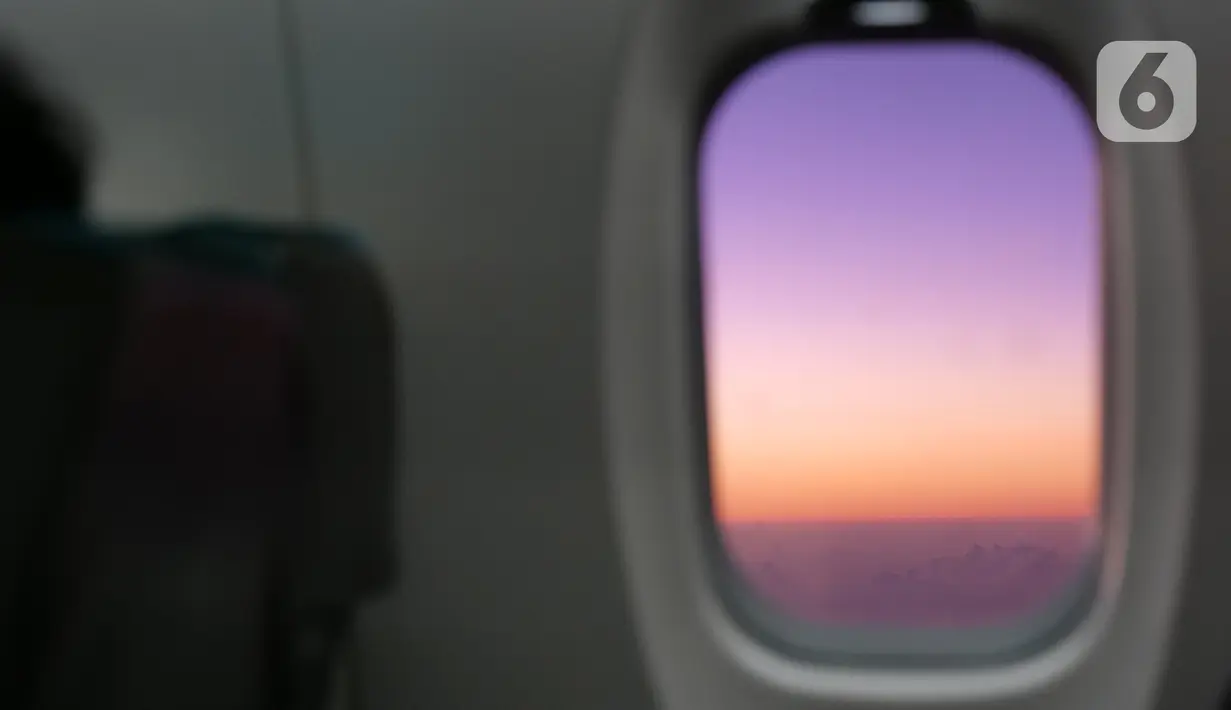 Suasana sunrise yang terlihat di kota sorong, Papua Barat, Kamis (21/11/2019). Kota Sorong merupakan kota terbesar kedua di Papua, suasana kota Sorong sangat ramai dan memiliki beberapa pulau di kabupaten Sorong. (Liputan6.com/Herman Zakharia)