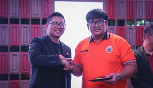 Direktur Persija Jakarta, Mohamad Prapanca (kiri) memberikan potongan tumpeng kepada Ketua Umum Jakmania, Diky Soemarno pada acara perayaan Hari Ulang Tahun Persija ke-96 di Trinity Tower, Jakarta, Kamis (28/11/2024). (Bola.com/Abdul Aziz)