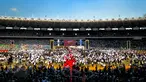 Massa Hizbut Tahrir Indonesia (HTI) mengadakan Rapat dan Pawai Akbar (RPA) 2015 bertema "Bersama Umat Tegakkan Khilafah" di Stadion Gelora Bung Karno, Jakarta, Sabtu (30/5/2015). (Liputan6.com/Yoppy Renato)