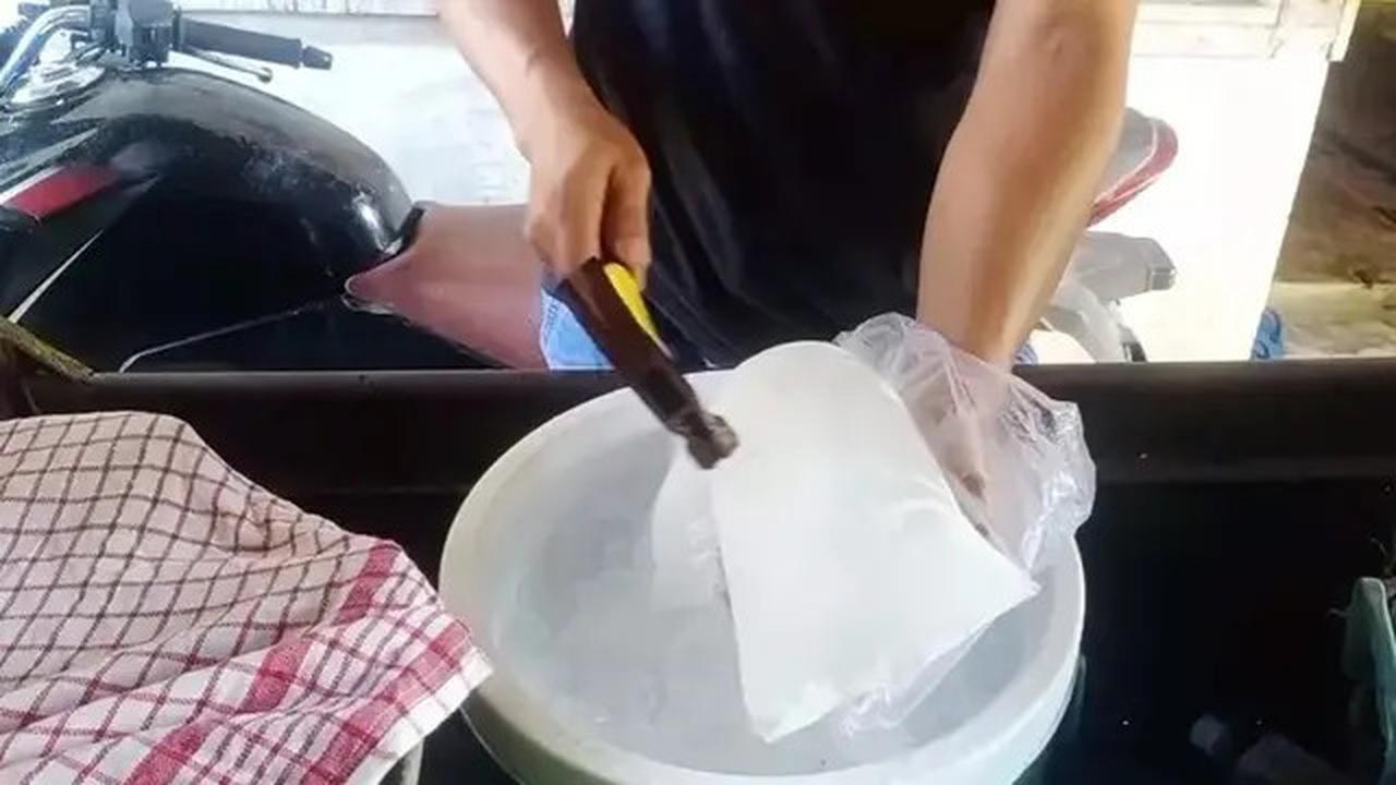 Cara Memecahkan Es Batu di Dalam Plastik, Praktis, Ampuh dan Tidak Berantakan
