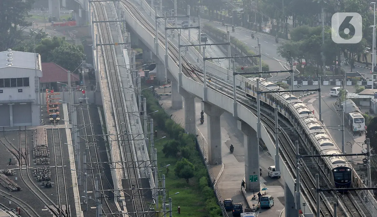 Rangkaian kereta mass rapid transit (MRT) Jakarta memasuki Depo MRT Lebak Bulus, Senin, (12/7/2021). PT MRT Jakarta (Perseroda) mewajibkan penumpang membawa dokumen perjalanan, termasuk Surat Tanda Registrasi Pekerja (STRP) untuk mendukung penerapan PPKM Darurat. (Liputan6.com/Johan Tallo)
