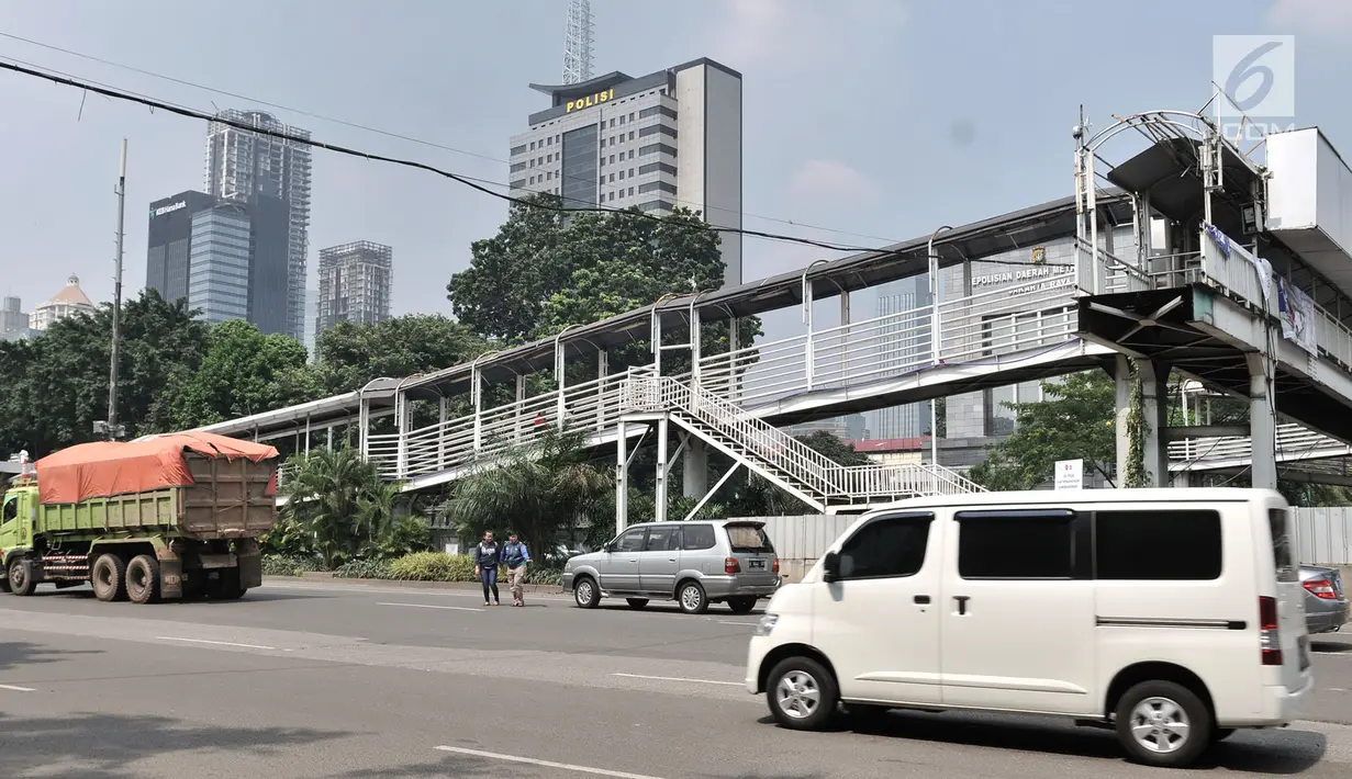 Arus lalu lintas di sekitar JPO Polda Metro Jaya, Jakarta, Selasa (8/5). Buntungnya JPO Polda Metro Jaya membingungkan sekaligus mengancam keselamatan para pejalan kaki yang ingin menyeberang. (Merdeka.com/Iqbal Nugroho)
