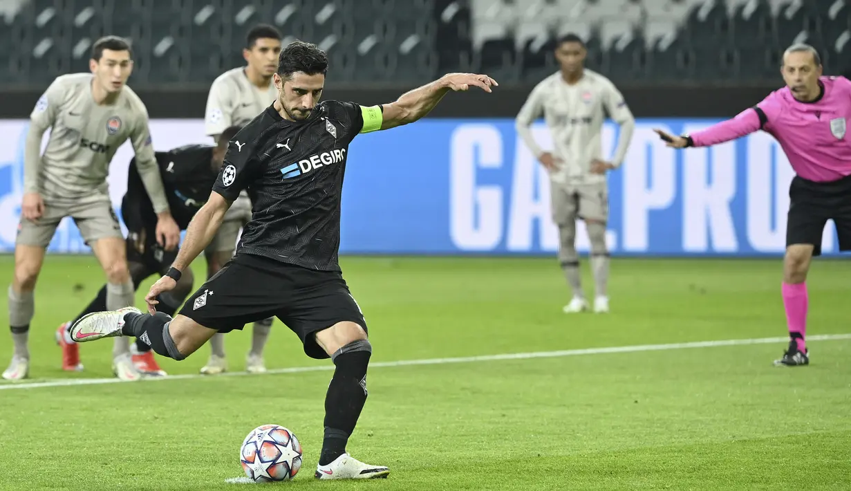 Gelandang Borussia Moenchengladbach, Lars Stindl, melakukan eksekusi penalti ke gawang Shakhtar Donetsk dalam laga lanjutan Liga Champions 2020/21 Grup B di Moenchengladbach, Jerman, Kamis (26/11/2020). Gladbach menang 4-0 atas Shakhtar. (AFP/Ina Fassbender)
